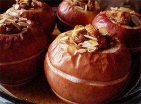 Kuivatatud puuviljadega küpsetatud õunad on dieedimenüü magustoit pärast sapipõie eemaldamist